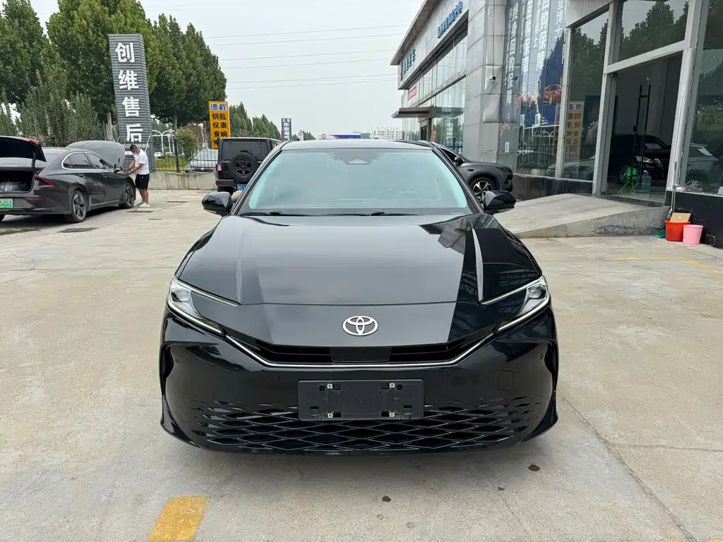 Toyota Camry — фото 2