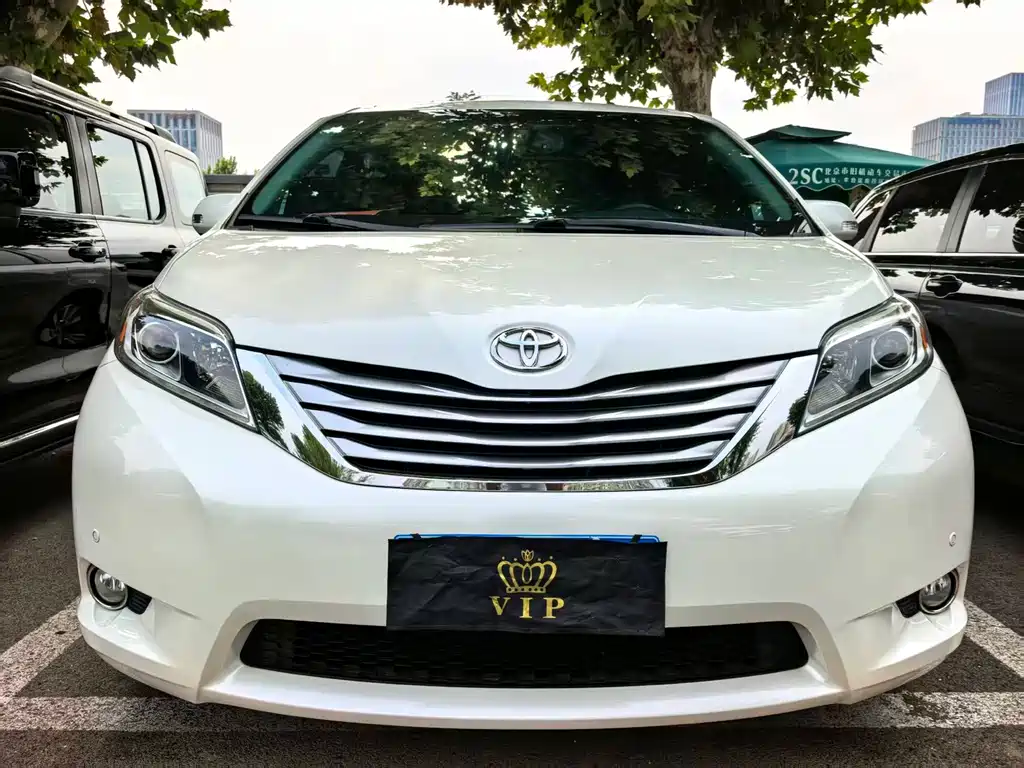 Toyota Sienna — фото 2
