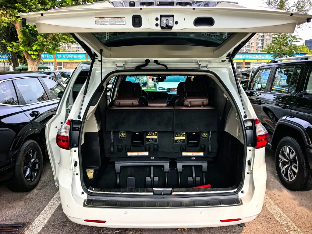 Toyota Sienna — фото 11