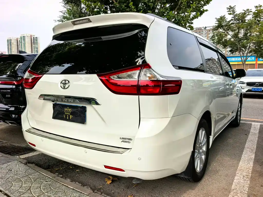 Toyota Sienna — фото 14