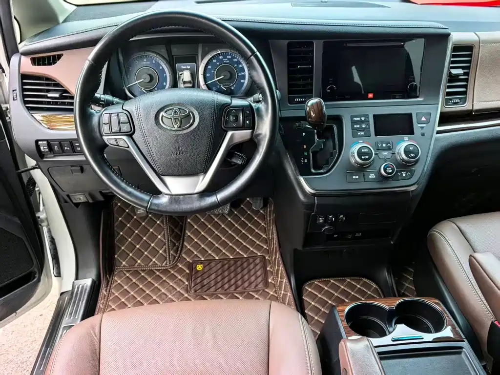 Toyota Sienna — фото 4
