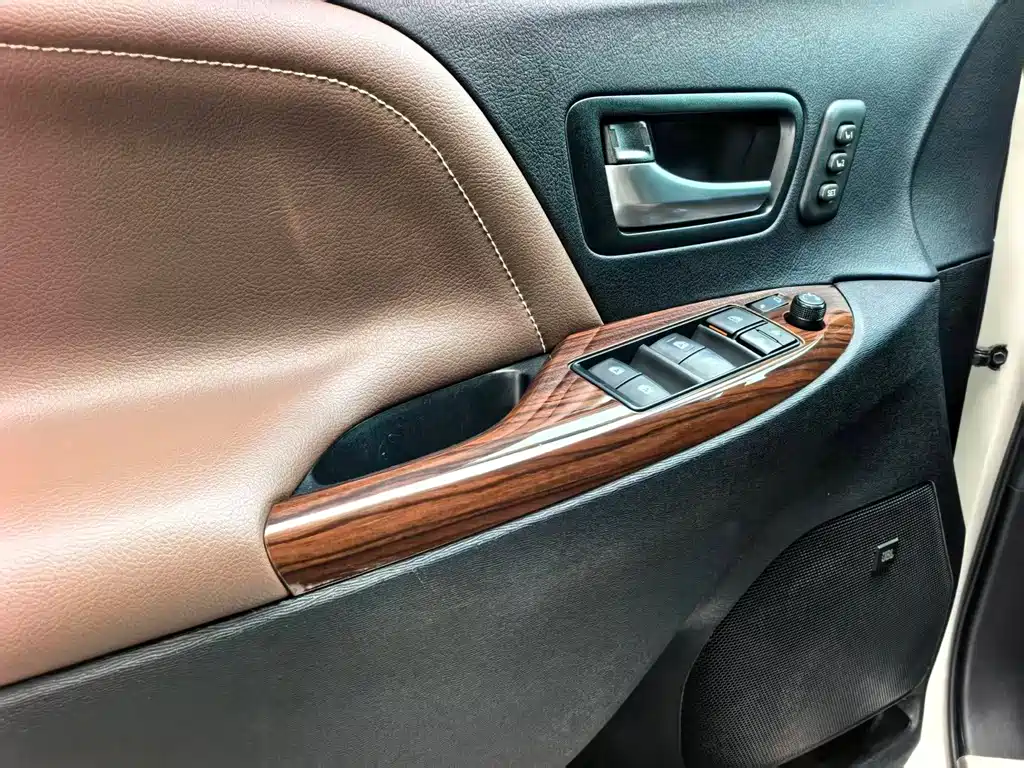 Toyota Sienna — фото 5