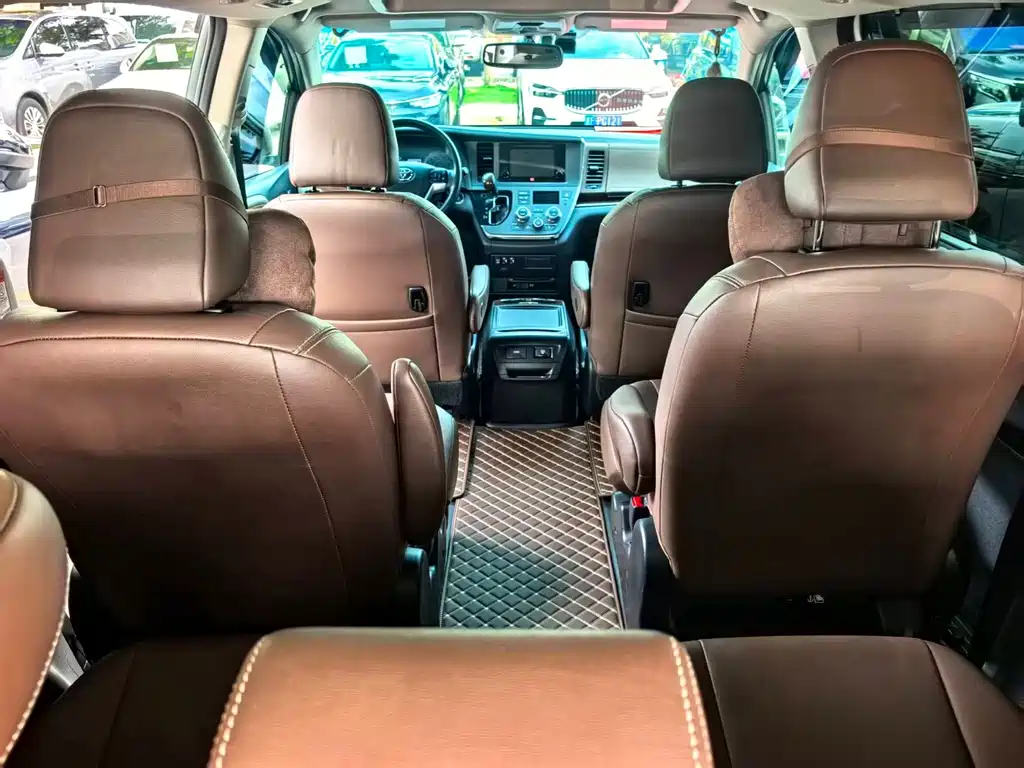 Toyota Sienna — фото 7