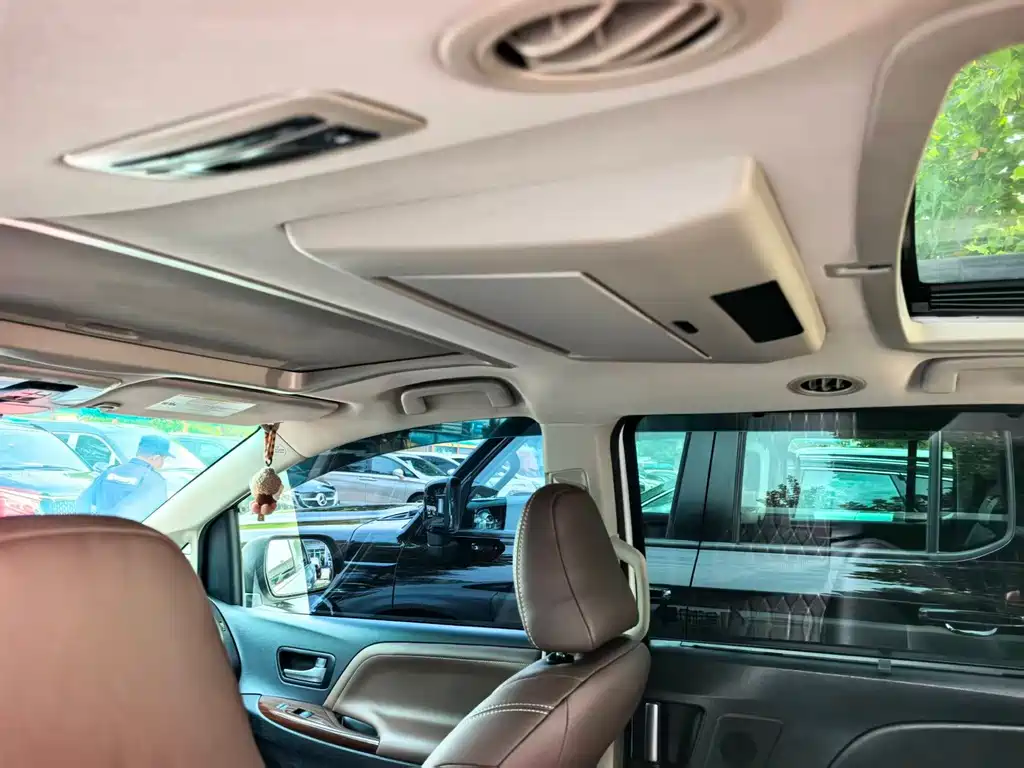 Toyota Sienna — фото 9