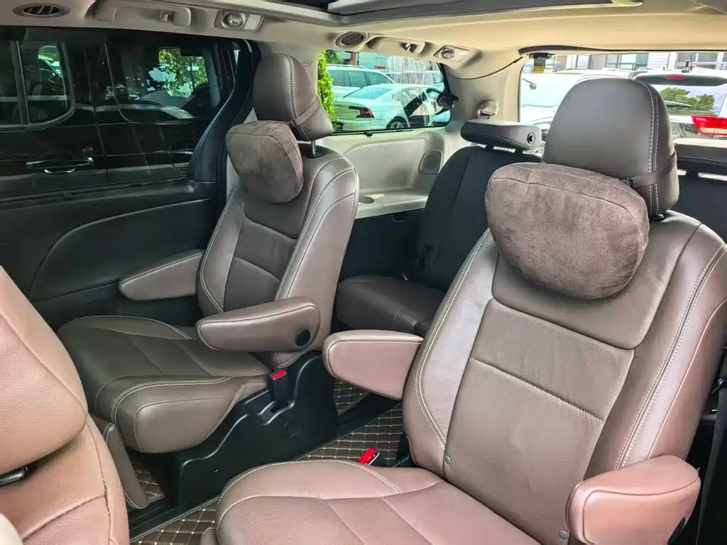 Toyota Sienna — фото 10