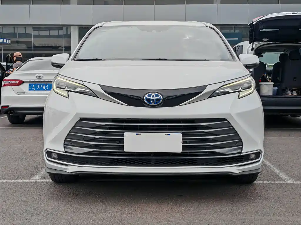 Toyota Sienna — фото 2