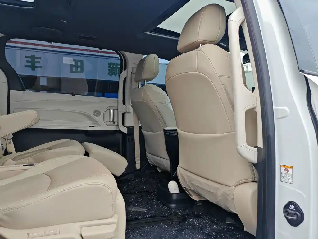 Toyota Sienna — фото 11