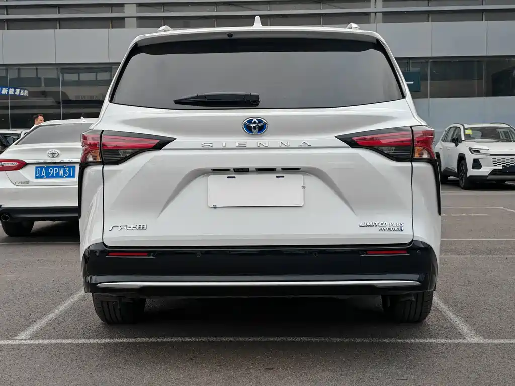 Toyota Sienna — фото 17