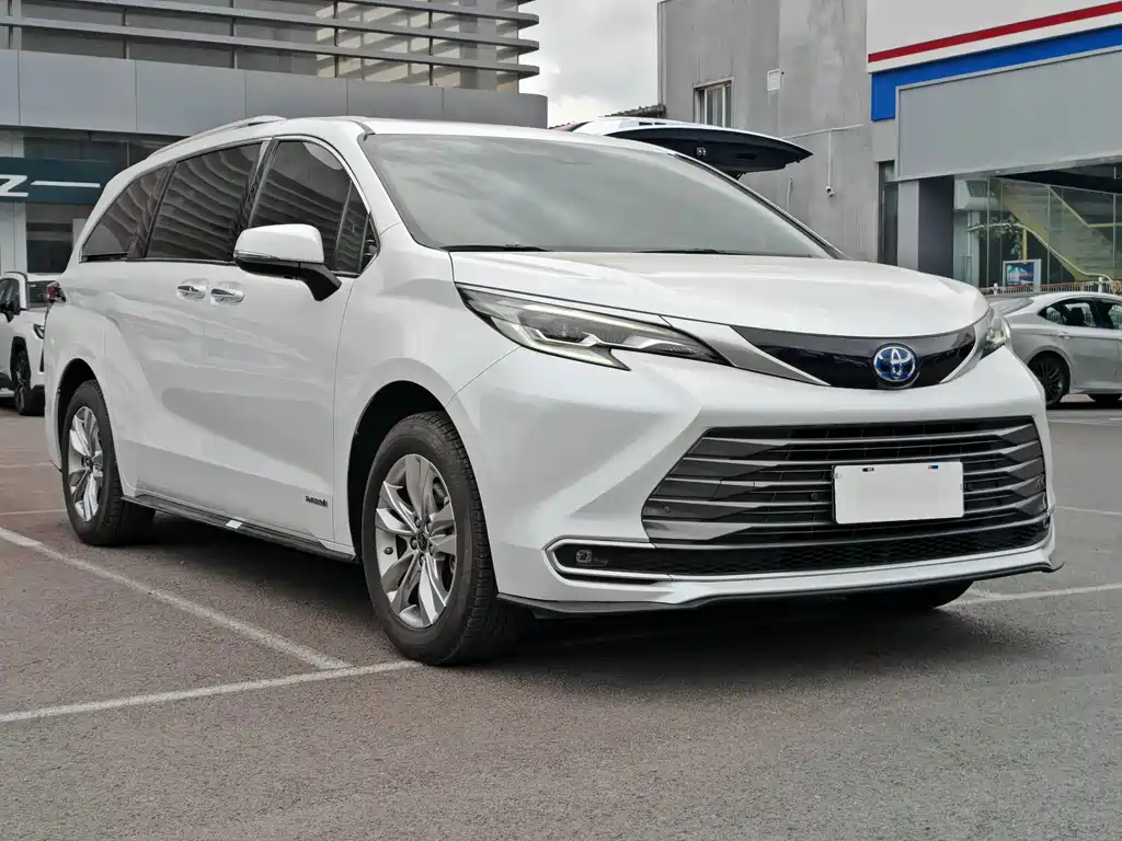 Toyota Sienna — фото 3