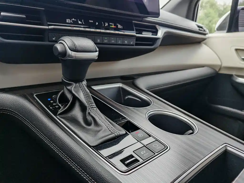 Toyota Sienna — фото 8