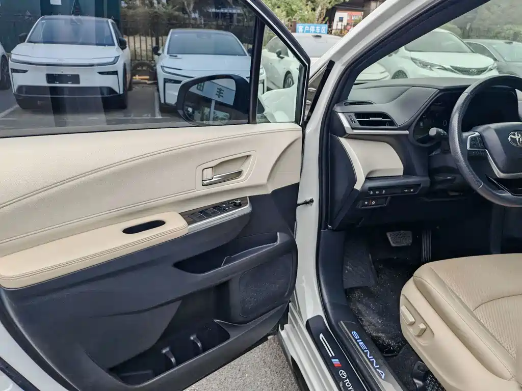 Toyota Sienna — фото 9