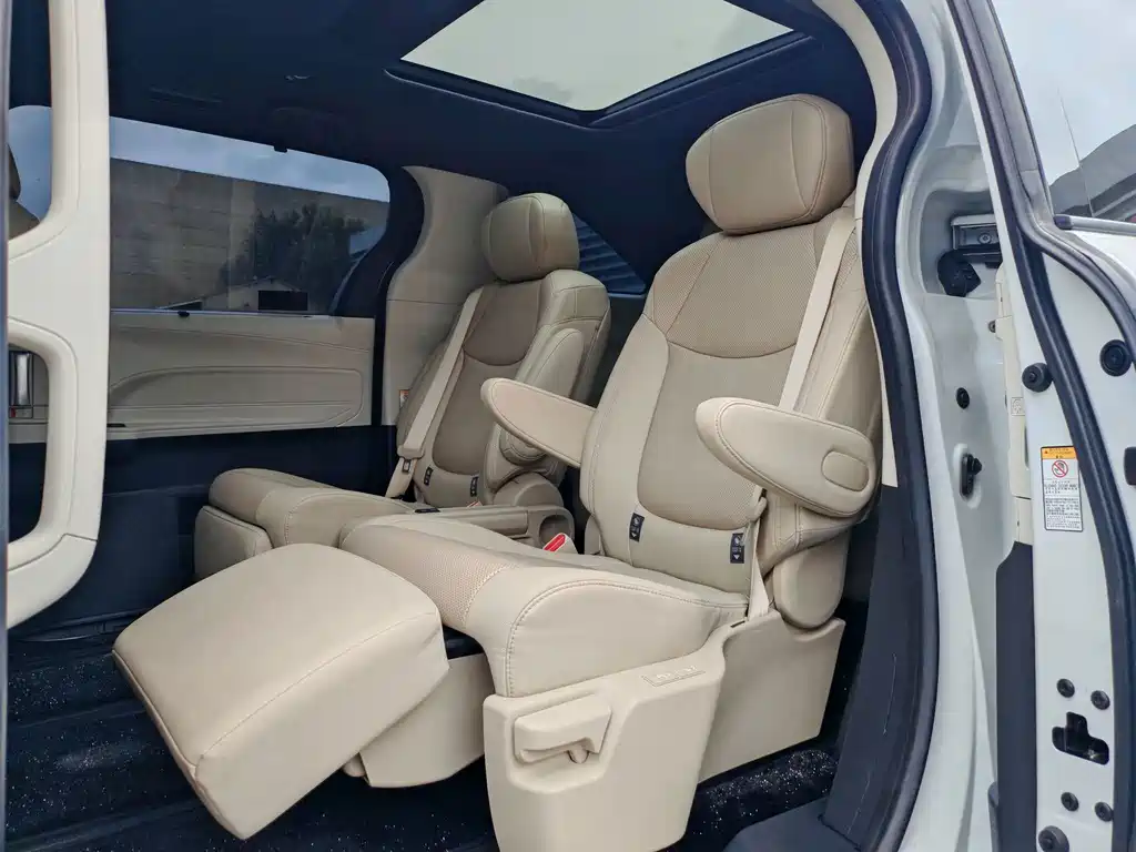 Toyota Sienna — фото 10