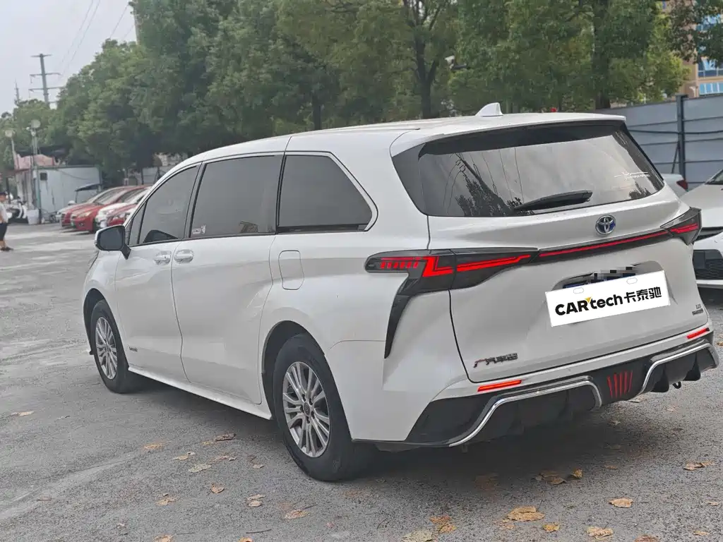Toyota Sienna — фото 3