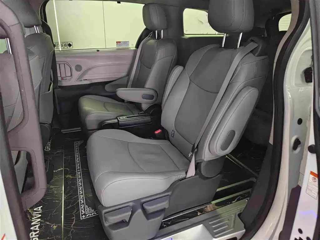 Toyota Granvia — фото 5