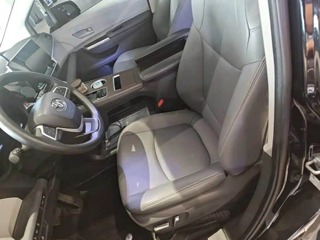 Toyota Sienna — фото 15