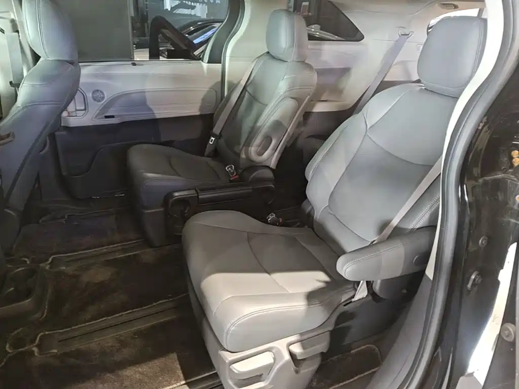 Toyota Sienna — фото 17