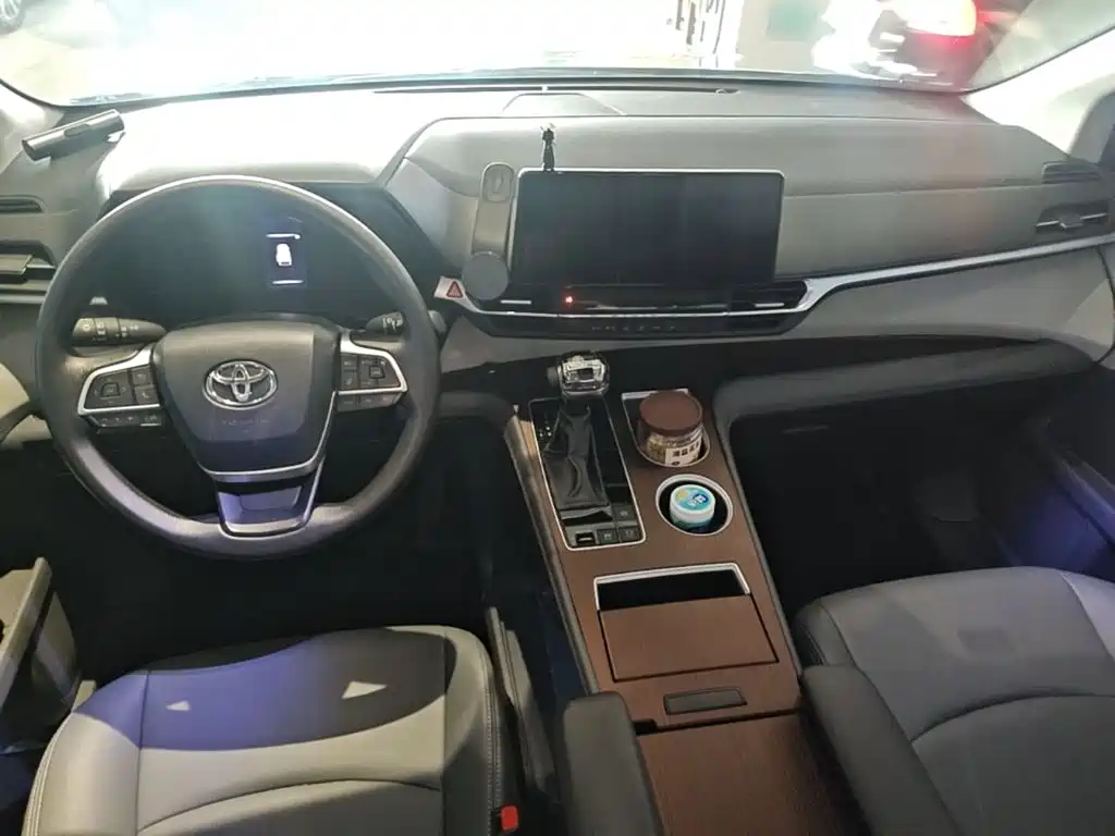Toyota Sienna — фото 10