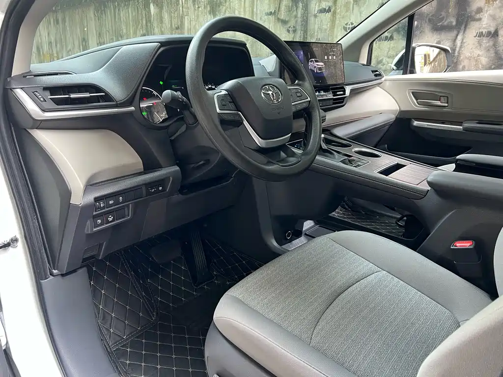Toyota Sienna — фото 2