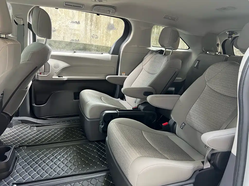 Toyota Sienna — фото 3