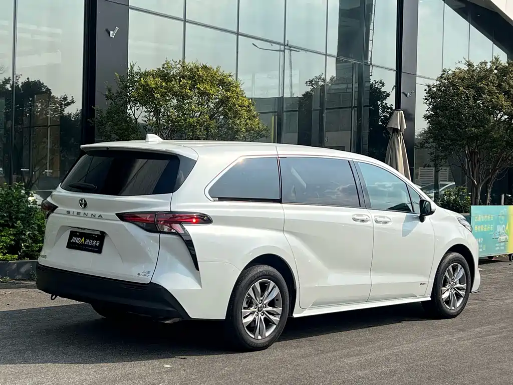 Toyota Sienna — фото 8