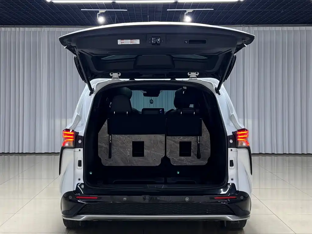 Toyota Granvia — фото 6