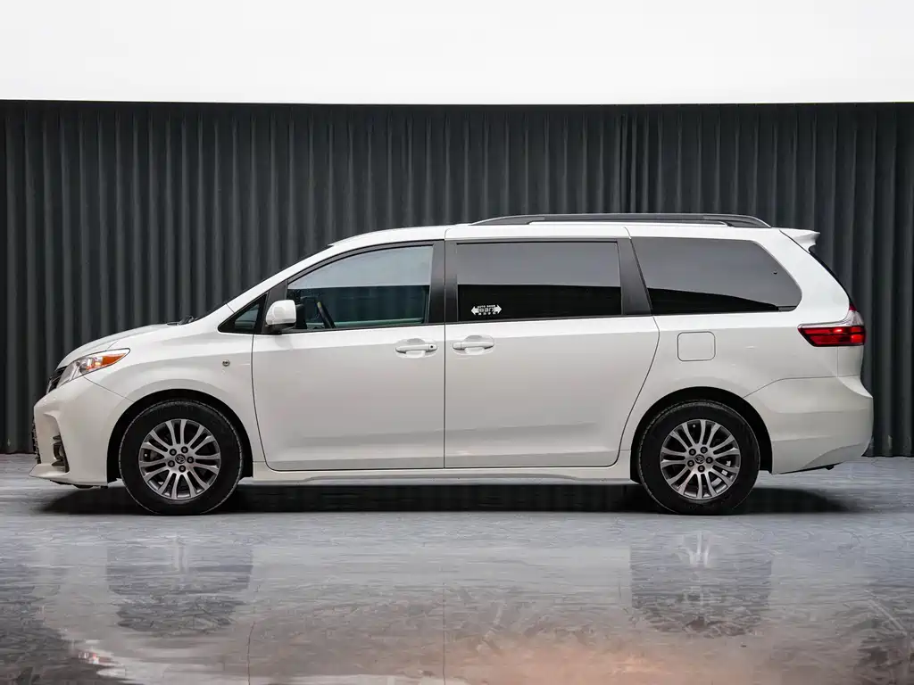 Toyota Sienna — фото 4