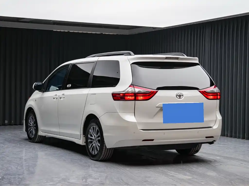 Toyota Sienna — фото 5