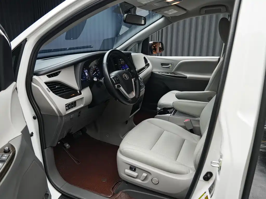 Toyota Sienna — фото 8