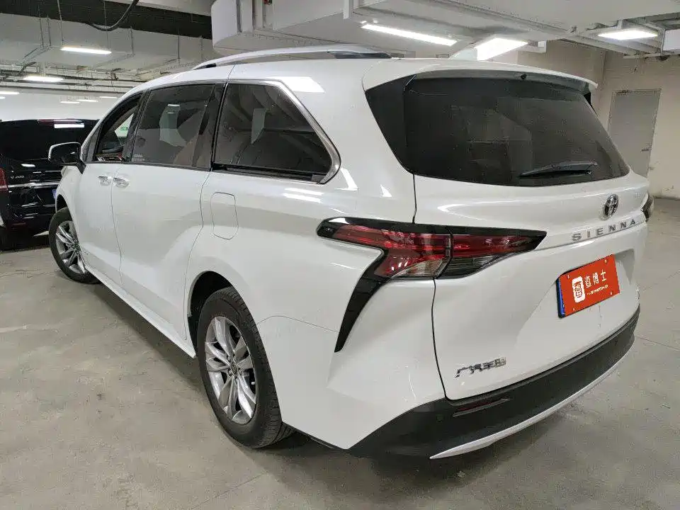 Toyota Sienna — фото 3