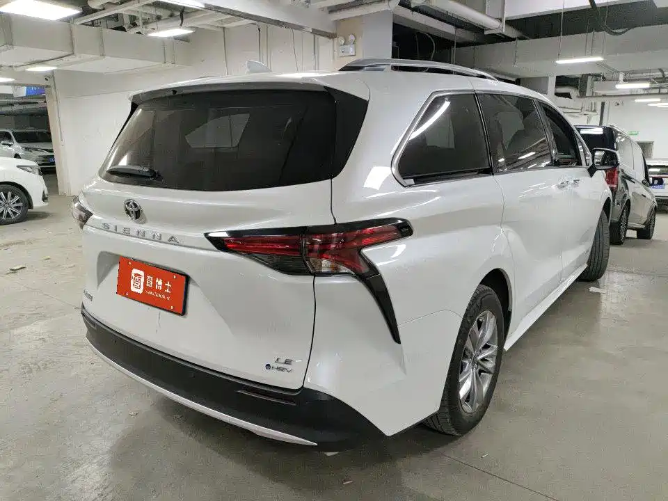 Toyota Sienna — фото 4