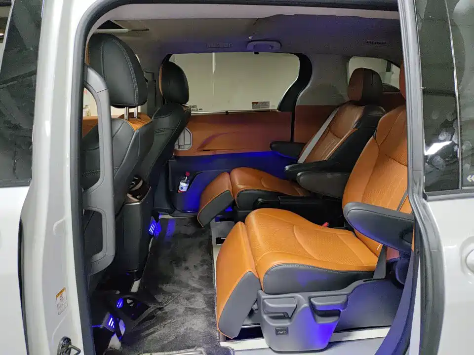 Toyota Sienna — фото 7