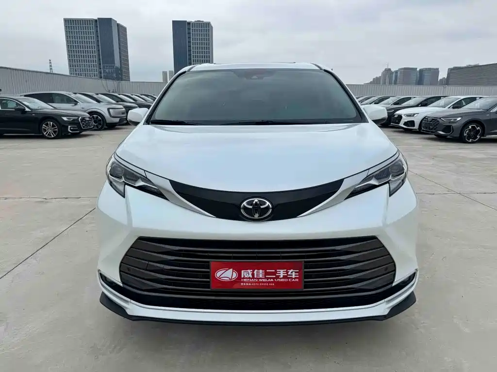 Toyota Sienna — фото 2