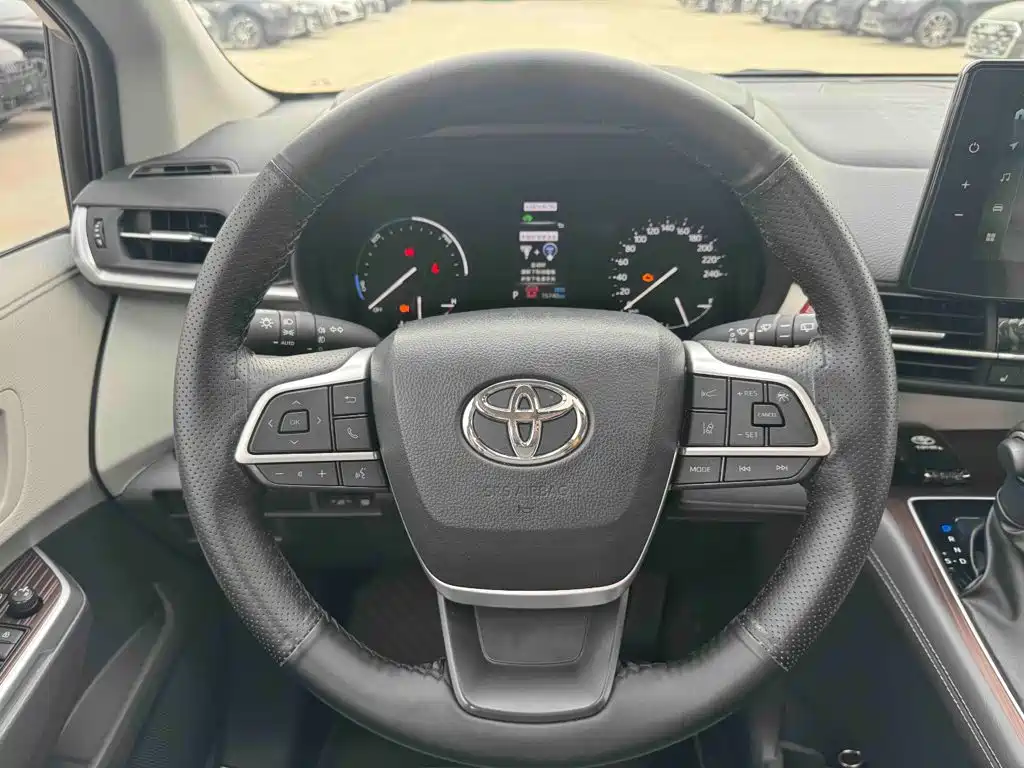 Toyota Sienna — фото 11