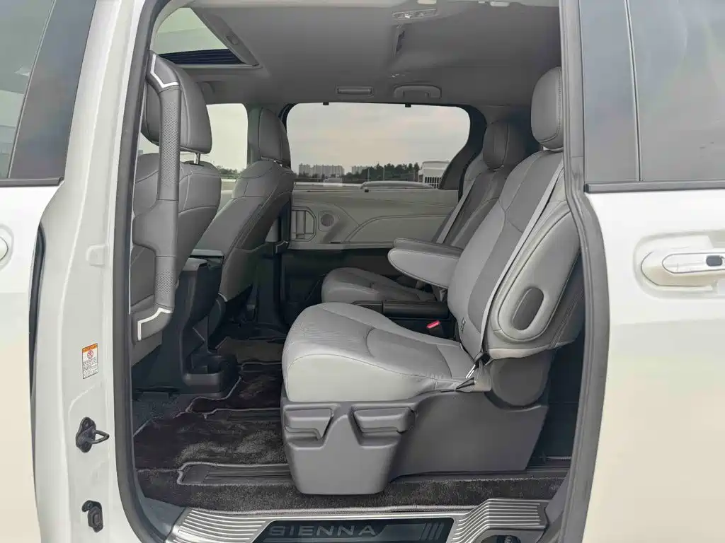 Toyota Sienna — фото 14