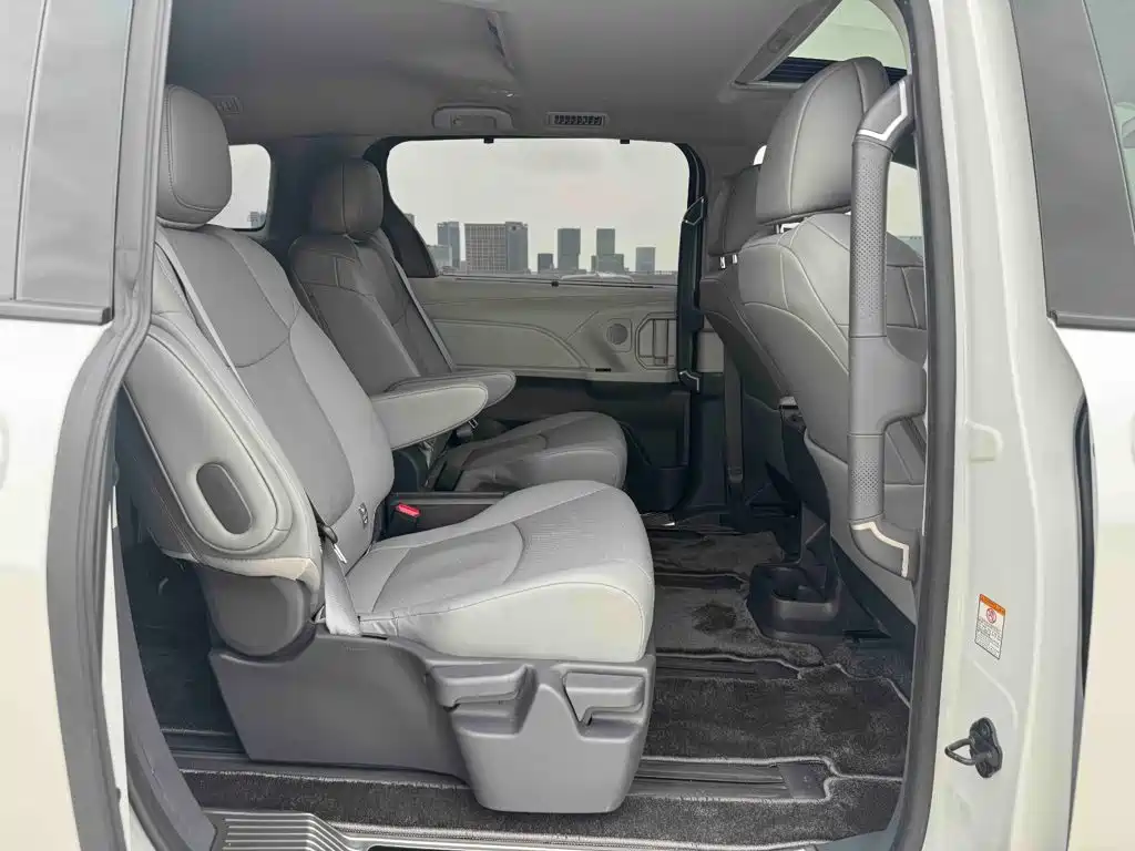 Toyota Sienna — фото 15