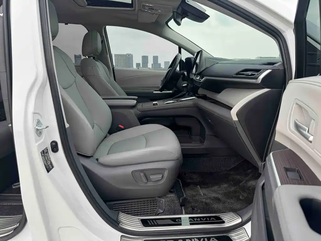 Toyota Sienna — фото 16