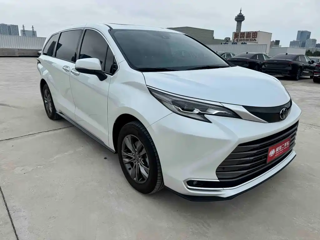 Toyota Sienna — фото 3