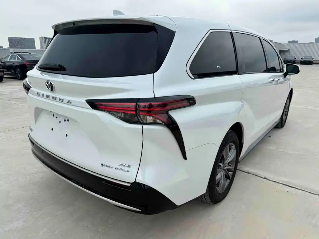 Toyota Sienna — фото 6