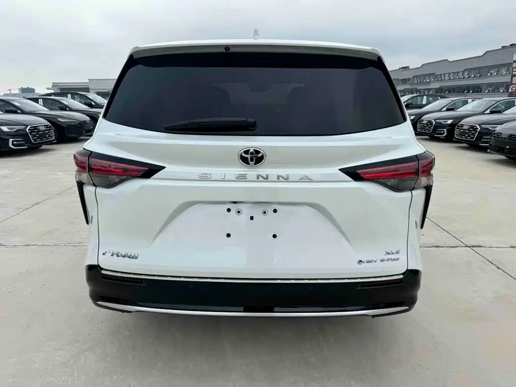 Toyota Sienna — фото 7