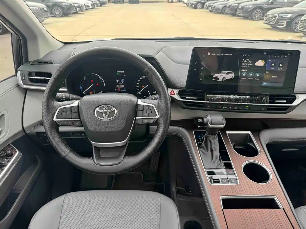 Toyota Sienna — фото 10