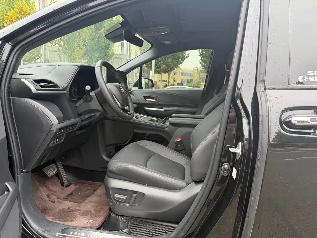 Toyota Sienna — фото 4