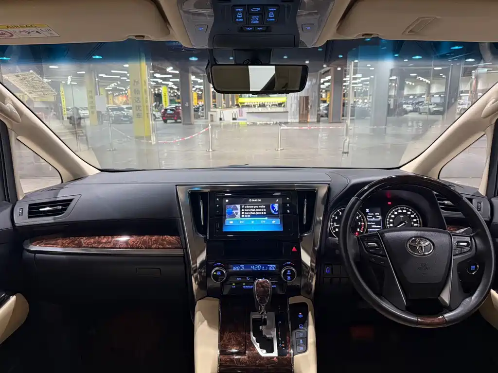 Toyota Alphard — фото 11
