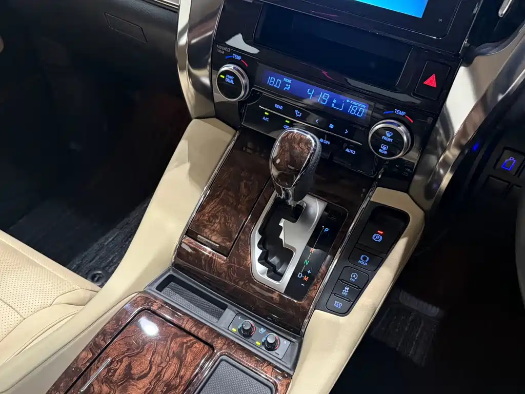 Toyota Alphard — фото 14