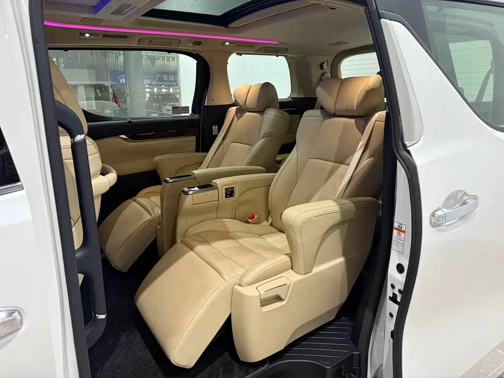 Toyota Alphard — фото 16