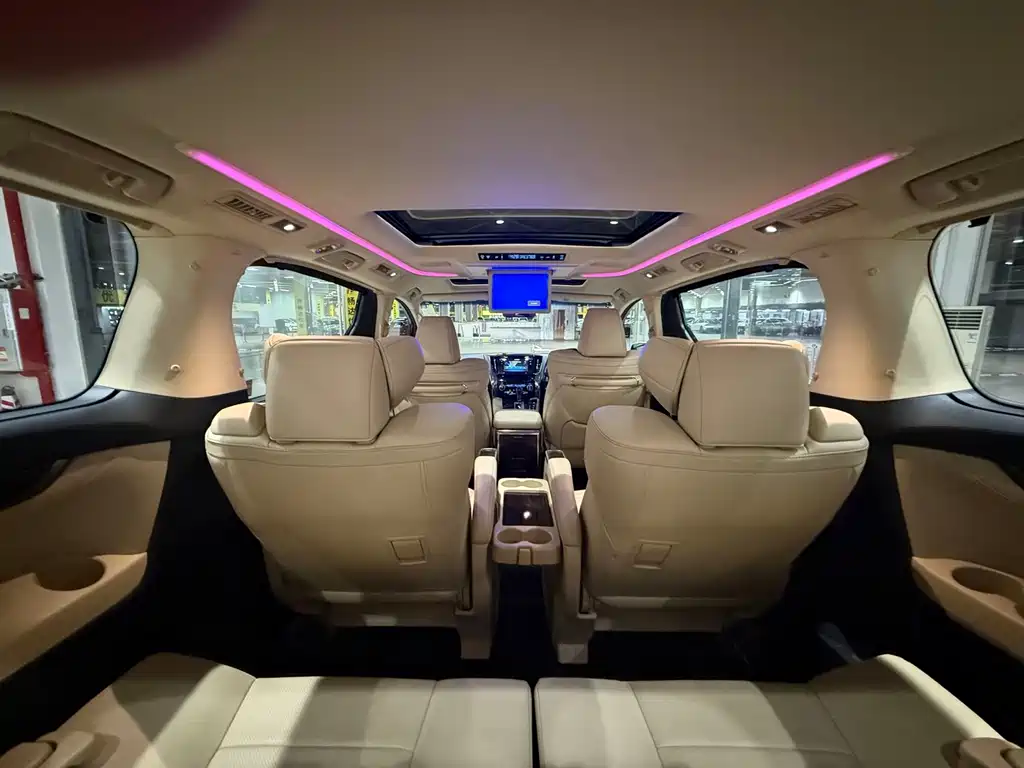 Toyota Alphard — фото 18