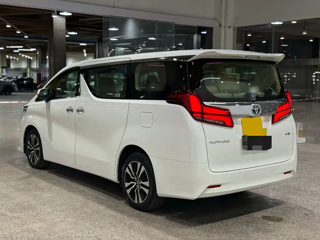 Toyota Alphard — фото 4