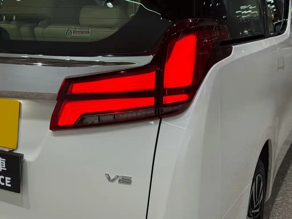 Toyota Alphard — фото 8
