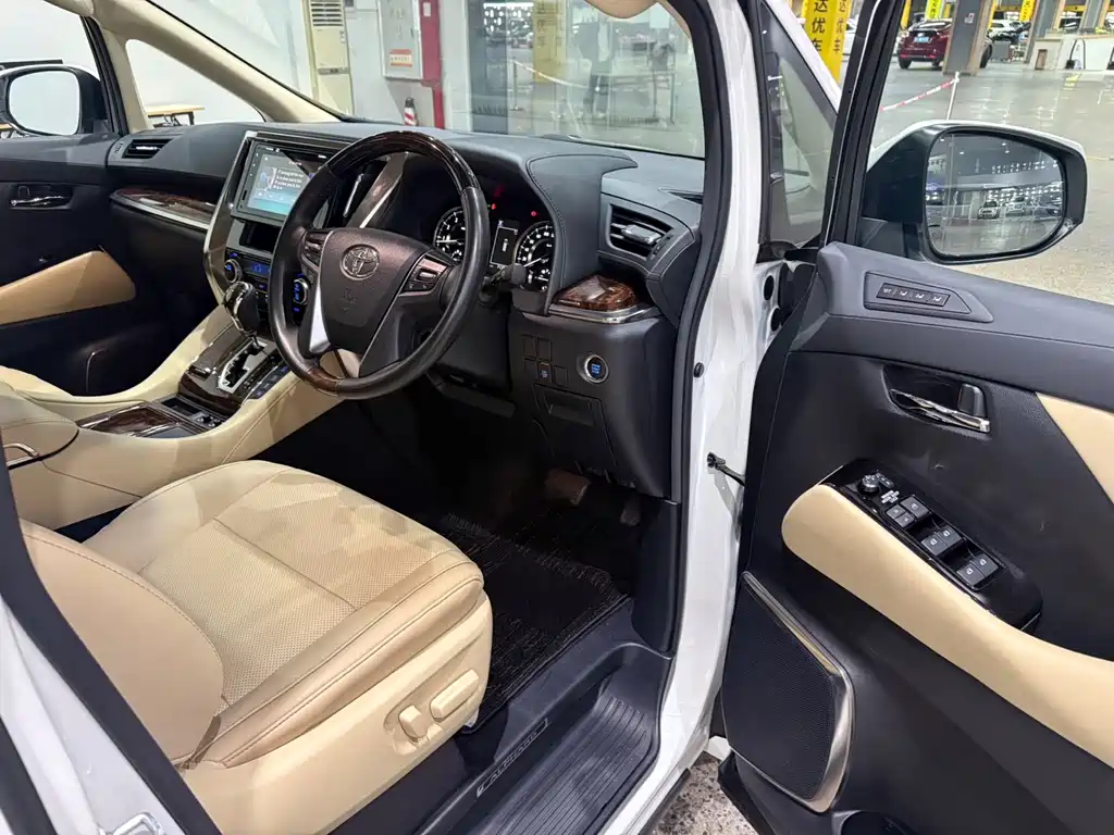 Toyota Alphard — фото 9