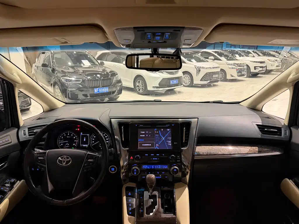 Toyota Alphard — фото 5