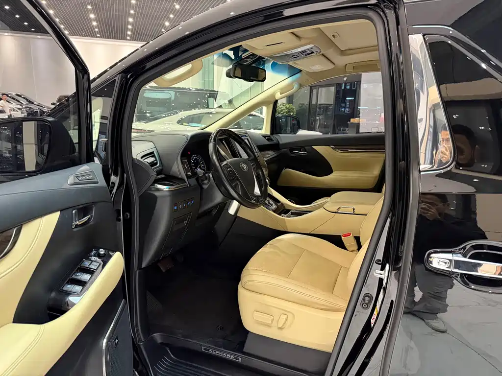 Toyota Alphard — фото 6